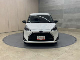 お車購入のポイントとなるフロントマスクです!シャープな目つきが印象的なデザインのヘッドランプです。
