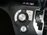 【オートエアコン】車内温度を感知して自動で温度調整をしてくれるのでいつでも快適な車内空間を創り上げます!どの席に座っても快適なドライブが楽しめます♪