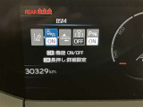 【ブラインドスポットモニター】後側方から接近する車両を検知。 衝突の危険があると判断した場合、ドアミラー表示や警報音でドライバーに注意を促します。