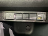充電用USB端子付き。スマートフォンなどの充電に便利です。