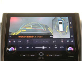 【パノラマモニター】に搭載した4つのカメラにより、車を真上から見ているような映像を表示。運転席から確認しにくい車両周囲の状況を把握できます。