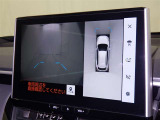 パノラミックビューモニターを装備。駐車場や交差点でクルマを真上から見るように周囲を確認できます。機能の詳細は販売店スタッフまでおたずねください。
