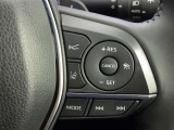 ステアリングスイッチ付き。前方から目を離すことなく操作することが可能です。