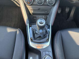 短いシフトストロークと軽い操作感を両立したSKYACTIV-MTです。 手首の返しだけで簡単にシフトチェンジができます。エンジンパワーを自在に操りDEMIOを楽しめます。