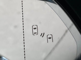 【ブラインドスポットモニター】走行中、ドアミラーの死角になりやすい箇所に後続車が接近するとサイドミラーのレンズに警告を表示!ドライバーに注意喚起をしてくれます。