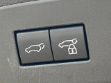 【パワーバックドア】スマートキーや運転席のボタンを押すだけでリアゲートが自動で開閉します!荷物を持っている時や、高い位置にあるバックドアを閉める際に便利な機能です♪