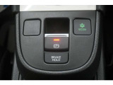 電子制御パーキングブレーキ搭載で指一本で簡単に操作することができます。さらに停車中に、ブレーキペダルを踏み続けなくても、自動的にブレーキを保持する機能である、オートマチックブレーキホールド付きです。