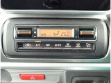 オートエアコンを装備しておりますので、四季を通じて車内を快適な温度に保つことが出来ます!高級感が有りますね!