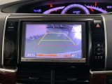 後退時に車両の後ろ側をモニター画面に表示します。車庫入れなどでバックする際に後方確認ができて便利です。