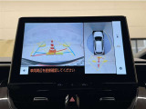 真上から見下ろしたような視点で車とその周囲を確認出来る画面と、車両後方を映し出すバックモニター画面の2つを表示してくれます。