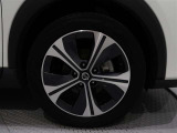 アルミホイールを装備、タイヤサイズは205/55R17です。