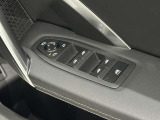 ドアミラー調整とパワーウインドウスイッチは操作し易い位置に装備されております