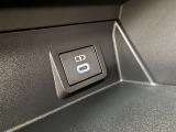 充電用USB端子付き。スマートフォンなどの充電に便利です。