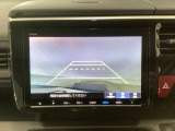 【バックカメラ】運転が苦手な方も車庫入れラクラクです!ギアをリバースに入れれば自動的に切り換わりますので、面倒な操作は不要です♪狭い駐車場もお車を傷つけず安心ですね!