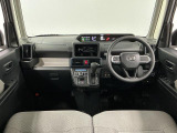 【インパネ】運転のしやすさを最優先に設計された見晴らしの良いフロントビュー。車両間隔が掴みやすく狭い道でも安心♪「安全」と「品質」を最優先に、安心してお乗りいただけるクルマを提供いたします。