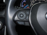 ステアリングスイッチ付きで、運転中に視線を前に向けたまま操作できます。