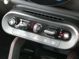 エンジンスタート/ストップのトグルスイッチやエアコンのボタンなどは、センターパネルに集約されています!