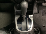 CVT車のセレクトレバーです。低速から高速まで、変速ショックのないスムーズな走りを実現するとともに、エンジン効率のよい領域を維持することで燃費にも貢献します。