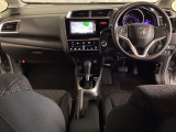 車内は光触媒抗菌消臭施工済です。スタイリッシュなデザインでスポーティなインパネ周りを演出します。グローブボックスやカップホルダーのほかにトレーなどたくさんの収納スペースが付いています。