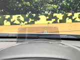 【ヘッドアップディスプレイ】現在の速度や走行情報をデジタル表示で運転席前方のガラスに投影!運転中、目線をずらさず必要な情報を確認できるのでとっても便利で安心!