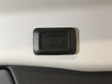 パワーバックドアは荷物の出し入れがしやすい優れもの!スイッチひとつで重たいバックドアが締まります!日用品の大量買い出しにも大活躍!