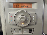 【オートエアコン】一度お好みの温度に設定すれば、車内の温度を検知し風量や温度を自動で調整。暑い&hellip;寒い&hellip;と何度もスイッチ操作をする必要はありません。快適な車内空間には必須の機能ですね♪