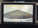 【バックカメラ】ギアをリバースに入れれば自動的にモニターが切り換わるので、車庫入れや後退確認がラクラク OKです!