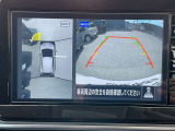 アラウンドビューモニター搭載。上から見下ろしたように液晶に映るのでスムーズな駐車をサポートします。