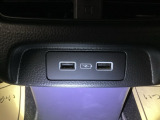 USBチャージャー搭載。スマートフォンなどの充電にとっても便利です。