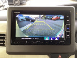 【リアカメラ】運転が苦手な方も車庫入れラクラクです!ギアをリバースに入れれば自動的にモニターが切り換わりますので、面倒な操作は不要です。狭い駐車場もお車を傷つけず安心です!