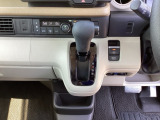 運転席周辺のスマートなレイアウトが、操作のしやすさを実現。快適なドライブをサポートします。手元で操作ができる、電子制御パーキングブレーキ。