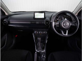 【インパネ周り】視界がよく運転しやすい設計となっております。インパネ周りもすっきりと洗練されたデザインで高級感が溢れています。日々のドライブを飽きさせません。
