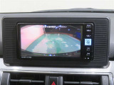 車両後方の映像を映すバックモニター。進路を確認しながら安全に車庫入れできます。