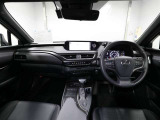 上質で落ち着いた印象のインパネ。視界も広々で運転しやすいです。