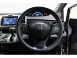 運転中もハンドルでの操作が可能です。特に高速道路等の目が離せない運転時には、便利さだけでなく、安全性も兼ね備えております。