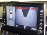 パノラミックビューモニターシステムが付いているので車の上から見た映像が確認できますよ。 一目で車両周辺の情報を確認できますが、直接安全をご確認下さい。