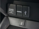 USB接続、HDMI接続、12Vの電源ソケットも使いやすい場所に装備されています。