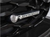 Rダイナミックエンブレムが、Jaguarならではのスポーティラグジュアリーを演出。