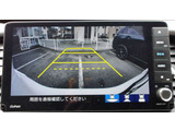 シフトレバーをリバース(バック)に入れるとナビ画面に自動でリアビューが映し出されます。運転が苦手な方、狭い車庫入れ等をサポートさせていただきます☆