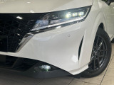 【LEDヘッドライト】悪天候や夜間走行時も良好な視界を確保し安心して運転できる高輝度LEDヘッドライトを装備!点灯速度が早く、消費電力も抑えられています。