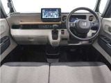 ◆視界広々で非常に運転しやすくロングドライブでも疲れを感じさせないすっきりとまとまったインパネ周りです。