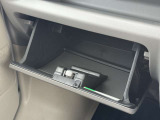 車検証などが収納できるグローブボックスも完備!