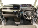 車内は光触媒抗菌消臭施工済です。スタイリッシュなデザインで暖かみのあるインパネ周りを演出します。グローブボックスやカップホルダーのほかにトレーなどたくさんの収納スペースが装備されています。