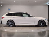 ☆BMWの前後重量配分50:50はエンジン自体をフロントタイヤよりも後ろにずらし、通常はエンジンルーム内に搭載される重量物であるバッテリーをトランクに移動させるなどして実現されています☆