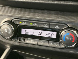 【オートエアコン】一度お好みの温度に設定すれば、車内の温度を検知し風量や温度を自動で調整。暑い&hellip;寒い&hellip;と何度もスイッチ操作をする必要はありません。快適な車内空間には必須の機能ですね♪