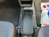運転席と助手席の間に小物だけでなく箱ティッシュも置けるのがうれしい【フロアコンソールトレー】