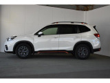 スバルの4WD(AWD)は直進安定性に優れ、日常走行から高速走行まで、さまざまなシーンで安心感に満ちた走りが愉しめます。それは悪路や泥道など左右のタイヤの路面状況が異なるシーンでも変わりません。