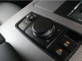 手元のスイッチでナビやオーディオ操作が可能でございます。