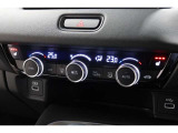 運転席と助手席の温度設定の変更が可能な左右独立タイプのデュアルエアコンです♪♪♪暑がりな人・寒がりな人も誰もが車内を快適にお過ごしいただけます♪♪♪