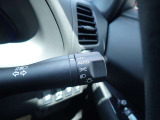 オートライト機能が装備されており暗い場所に入ると車両が検知しライトのON・OFFを自動的に切り替えてくれますので非常に便利な装備です♪